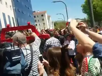 Tensión a las puertas de la Audiencia de Navarra tras la resolución de la sentencia de 'La Manada': "No es abuso, es violación" Tensión a las puertas de la Audiencia de Navarra tras la resolución de la sentencia de 'La Manada': "No es abuso, es violación"