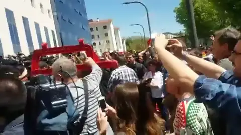 Tensión a las puertas de la Audiencia de Navarra tras la resolución de la sentencia de 'La Manada': "No es abuso, es violación" Tensión a las puertas de la Audiencia de Navarra tras la resolución de la sentencia de 'La Manada': "No es abuso, es violación"