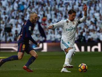 Iniesta y Sergio Ramos, durante un Clásico entre Barça y Madrid Iniesta y Sergio Ramos, durante un Clásico entre Barça y Madrid