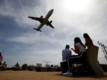 Un avión de Vueling aterriza en el Aeropuerto de Barcelona-El Prat