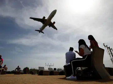 Un avión de Vueling aterriza en el Aeropuerto de Barcelona-El Prat Un avión de Vueling aterriza en el Aeropuerto de Barcelona-El Prat