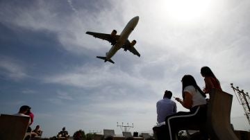 Un avión de Vueling aterriza en el Aeropuerto de Barcelona-El Prat