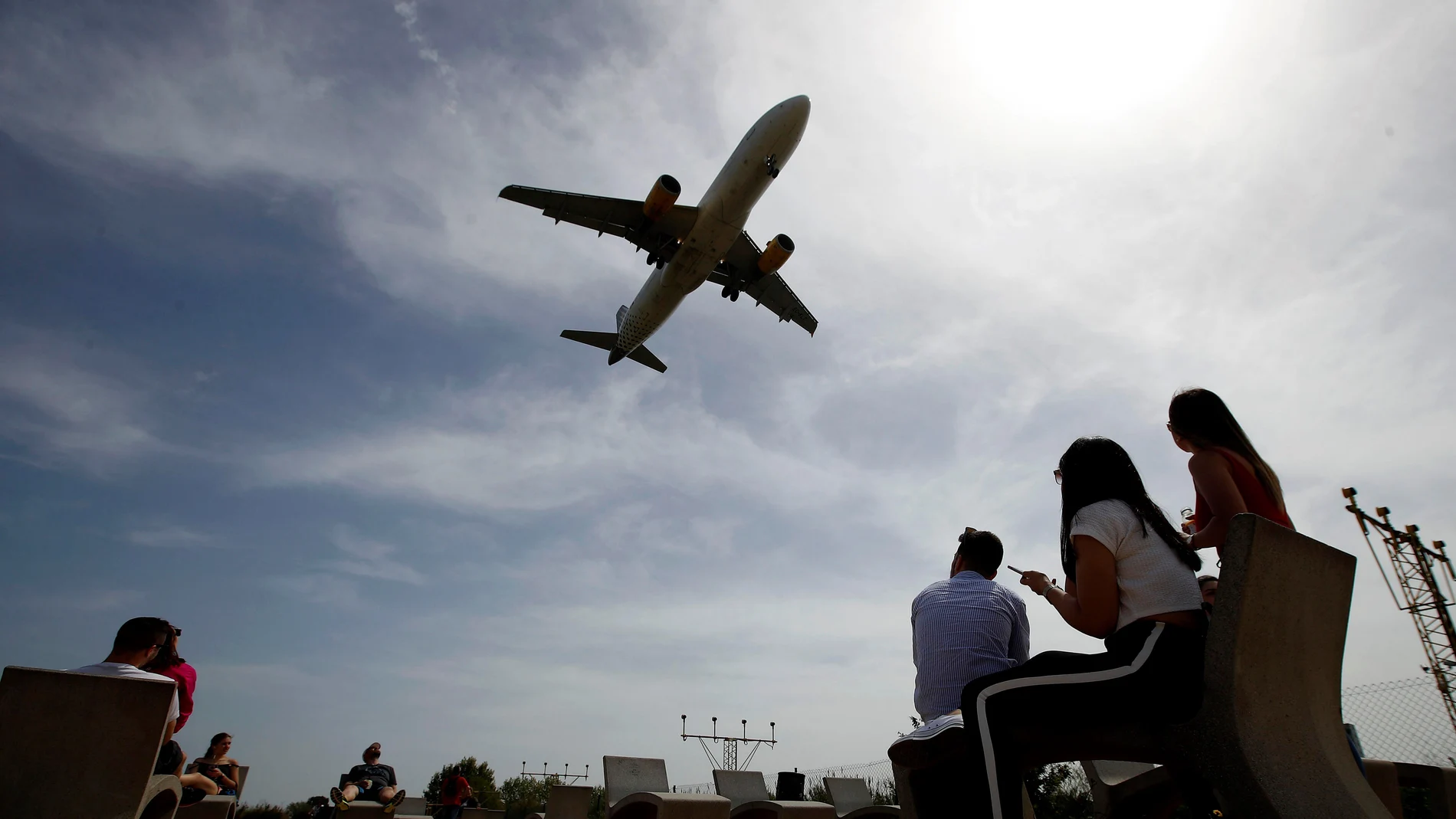 Un avión de Vueling aterriza en el Aeropuerto de Barcelona-El Prat Un avión de Vueling aterriza en el Aeropuerto de Barcelona-El Prat