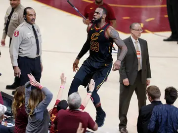 LeBron James celebra la canasta ganadora ante los Pacers LeBron James celebra la canasta ganadora ante los Pacers