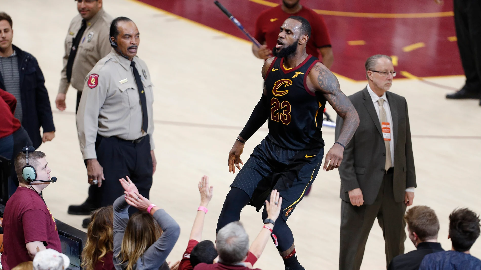 LeBron James celebra la canasta ganadora ante los Pacers LeBron James celebra la canasta ganadora ante los Pacers