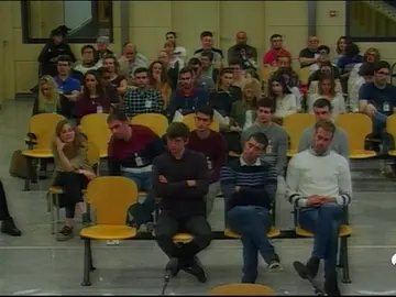 Un vídeo posterior a la pelea de Alsasua muestra a uno de los guardias civiles sin rastro de sangre o golpes en la camisa Un vídeo posterior a la pelea de Alsasua muestra a uno de los guardias civiles sin rastro de sangre o golpes en la camisa