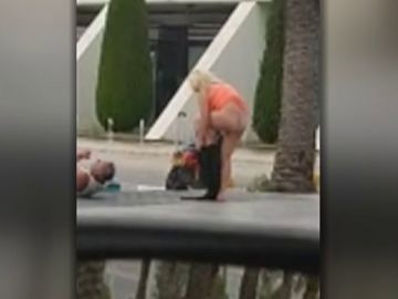Multan a una mujer por cambiarse de ropa en el exterior del Aeropuerto de Palma Multan a una mujer por cambiarse de ropa en el exterior del Aeropuerto de Palma