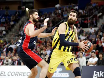 Luigi Datome intenta pasar el balón ante la defensa de Garino Luigi Datome intenta pasar el balón ante la defensa de Garino
