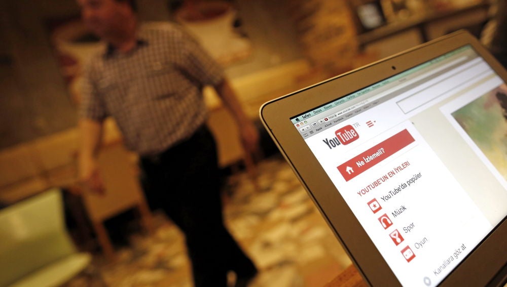 Pantalla de un ordenador con la web de YouTube.