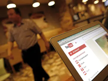 Pantalla de un ordenador con la web de YouTube. Pantalla de un ordenador con la web de YouTube.