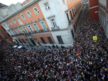 Una multitud protesta contra fallo de Manada frente al Ministerio de Justicia Una multitud protesta contra fallo de Manada frente al Ministerio de Justicia
