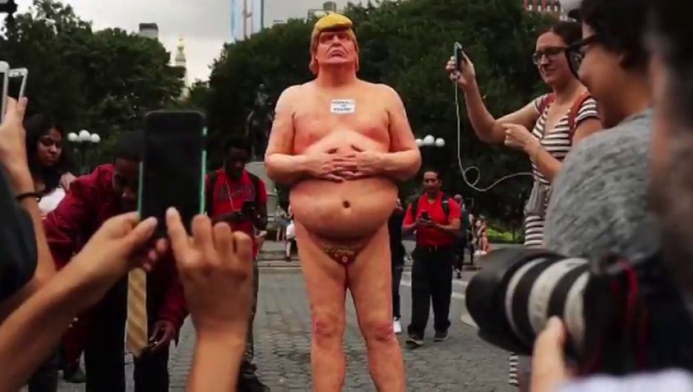 Estatua desnuda de Trump