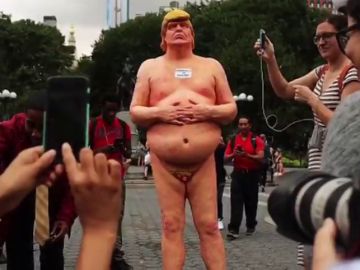 Estatua desnuda de Trump