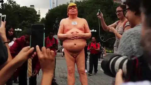 Estatua desnuda de Trump Estatua desnuda de Trump
