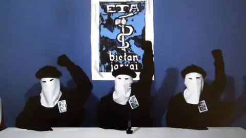 ETA ha anunciado su disolución como banda terrorista ETA ha anunciado su disolución como banda terrorista