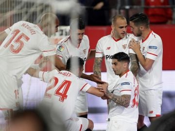 Los jugadores del Sevilla celebran con Banega su gol contra la Real Sociedad