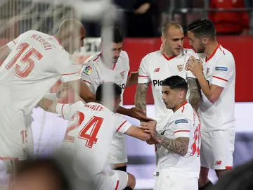Los jugadores del Sevilla celebran con Banega su gol contra la Real Sociedad Los jugadores del Sevilla celebran con Banega su gol contra la Real Sociedad