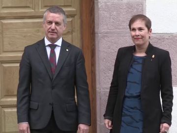 Urkullu y Barkos se comprometen a construir una convivencia social sobre la "memoria crítica" tras la desaparición de ETA Urkullu y Barkos se comprometen a construir una convivencia social sobre la "memoria crítica" tras la desaparición de ETA