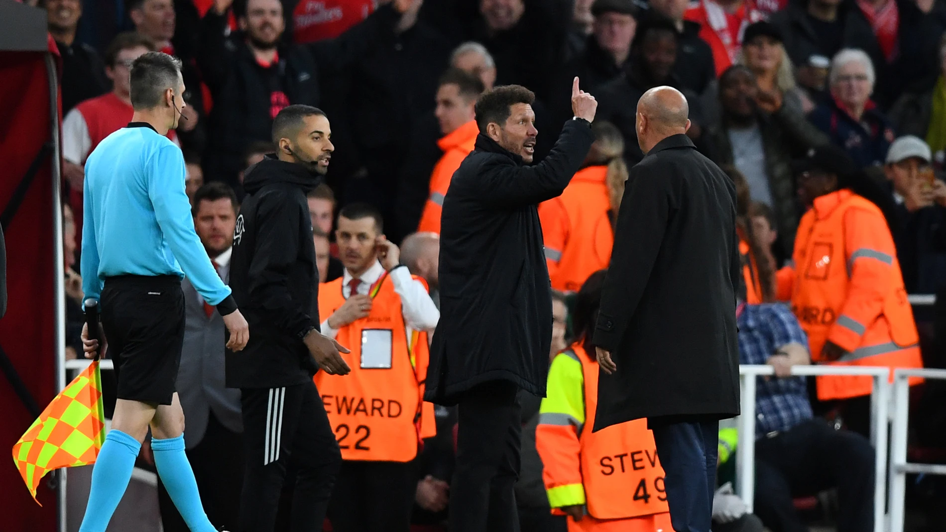 Simeone, tras ser expulsado en contra el Arsenal Simeone, tras ser expulsado en contra el Arsenal