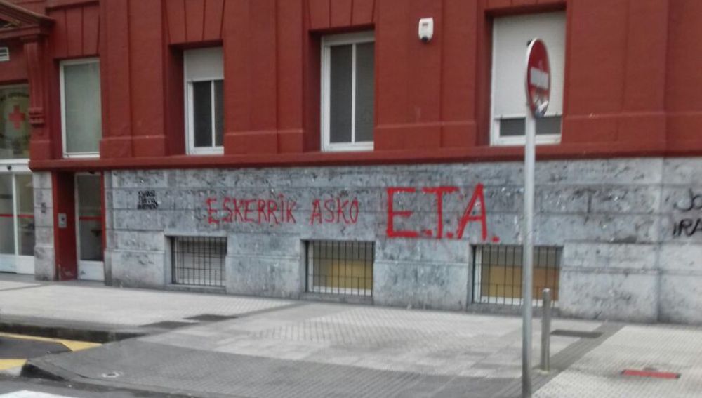Una de las pintadas de agradecimiento a ETA