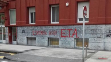 Aparecen pintadas de 