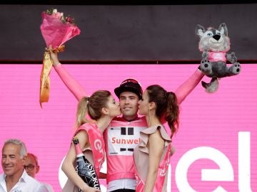 Dumoulin celebra su victoria en la primera etapa del Giro