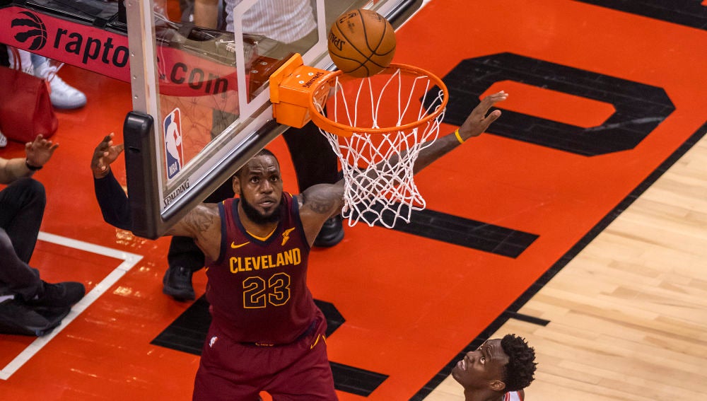 LeBron James, en acción ante los Raptors