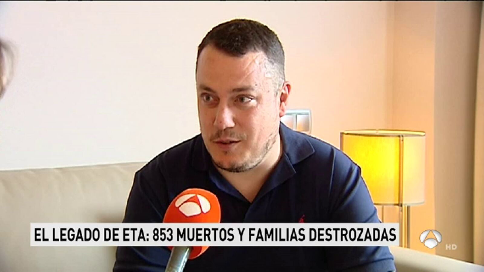 Las víctimas de ETA viven el acto final de la banda terrorista con indiferencia y dolor