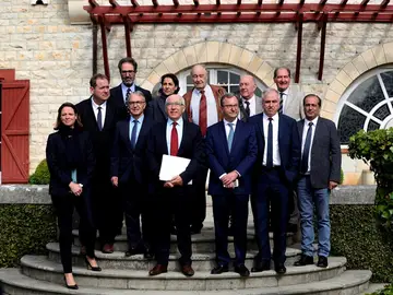 Personalidades internacionales llegan a Cambo al acto sobre el fin de ETA Personalidades internacionales llegan a Cambo al acto sobre el fin de ETA