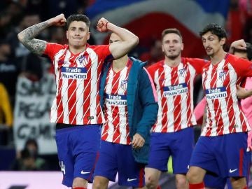 Los jugadores del Atlético celebran la clasificación para la final de la Europa League