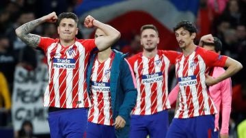 Los jugadores del Atlético celebran la clasificación para la final de la Europa League