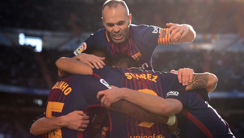 Iniesta celebrando un triunfo en el Bernabéu