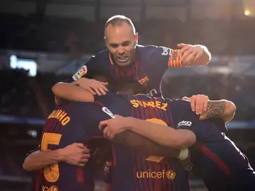 Iniesta celebrando un triunfo en el Bernabéu Iniesta celebrando un triunfo en el Bernabéu