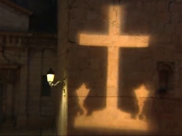 La cruz de Callosa de Segura vuelve a brillar sobre la fachada de la iglesia 