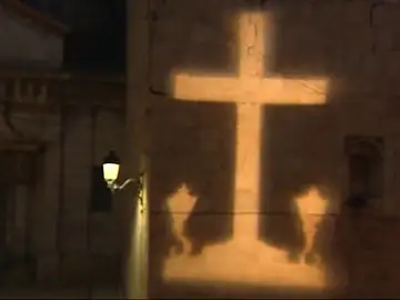 La cruz de Callosa de Segura vuelve a brillar sobre la fachada de la iglesia La cruz de Callosa de Segura vuelve a brillar sobre la fachada de la iglesia