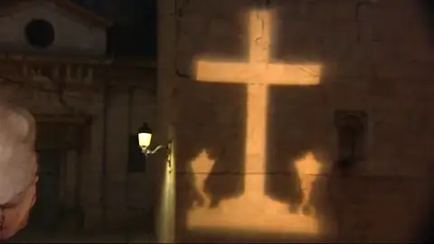 La cruz de Callosa de Segura vuelve a brillar sobre la fachada de la iglesia La cruz de Callosa de Segura vuelve a brillar sobre la fachada de la iglesia