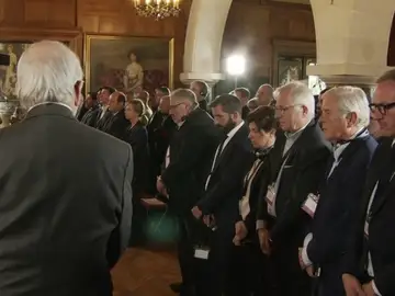 Minuto de silencio en Kanbo "en honor a todas las víctimas" que ha dejado ETA Minuto de silencio en Kanbo "en honor a todas las víctimas" que ha dejado ETA