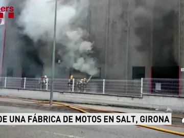 Controlado el incendio en la fábrica de motos Gas Gas de Salt Controlado el incendio en la fábrica de motos Gas Gas de Salt