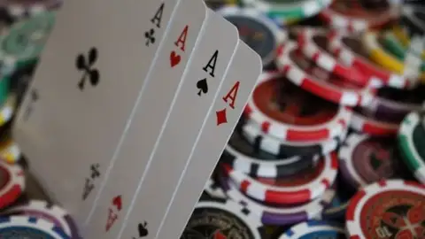 poker game money color team ace red gold 1175257_643x397 poker game money color team ace red gold 1175257_643x397