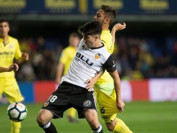 Carlos Soler y Víctor Ruiz pelean por el balón en el Villarreal - Valencia