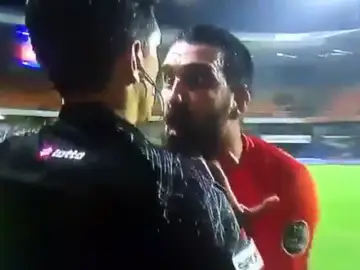 Arda Turan protesta una acción al linier Arda Turan protesta una acción al linier