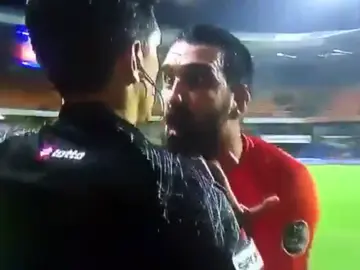 Arda Turan protesta una acción al linier Arda Turan protesta una acción al linier