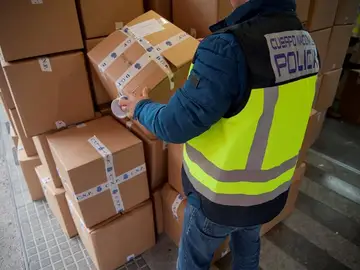 Un agente en un operativo contra las falsificaciones y el blanqueo de capitales Un agente en un operativo contra las falsificaciones y el blanqueo de capitales