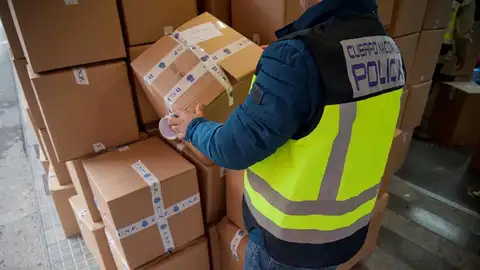 Un agente en un operativo contra las falsificaciones y el blanqueo de capitales Un agente en un operativo contra las falsificaciones y el blanqueo de capitales