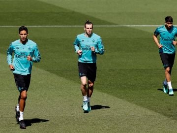 Varane, Bale y Asensio, entrenando con el Real Madrid