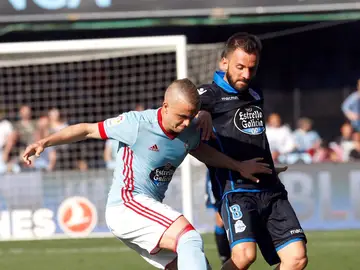 Lobotka y Colak disputan la posesión del balón Lobotka y Colak disputan la posesión del balón