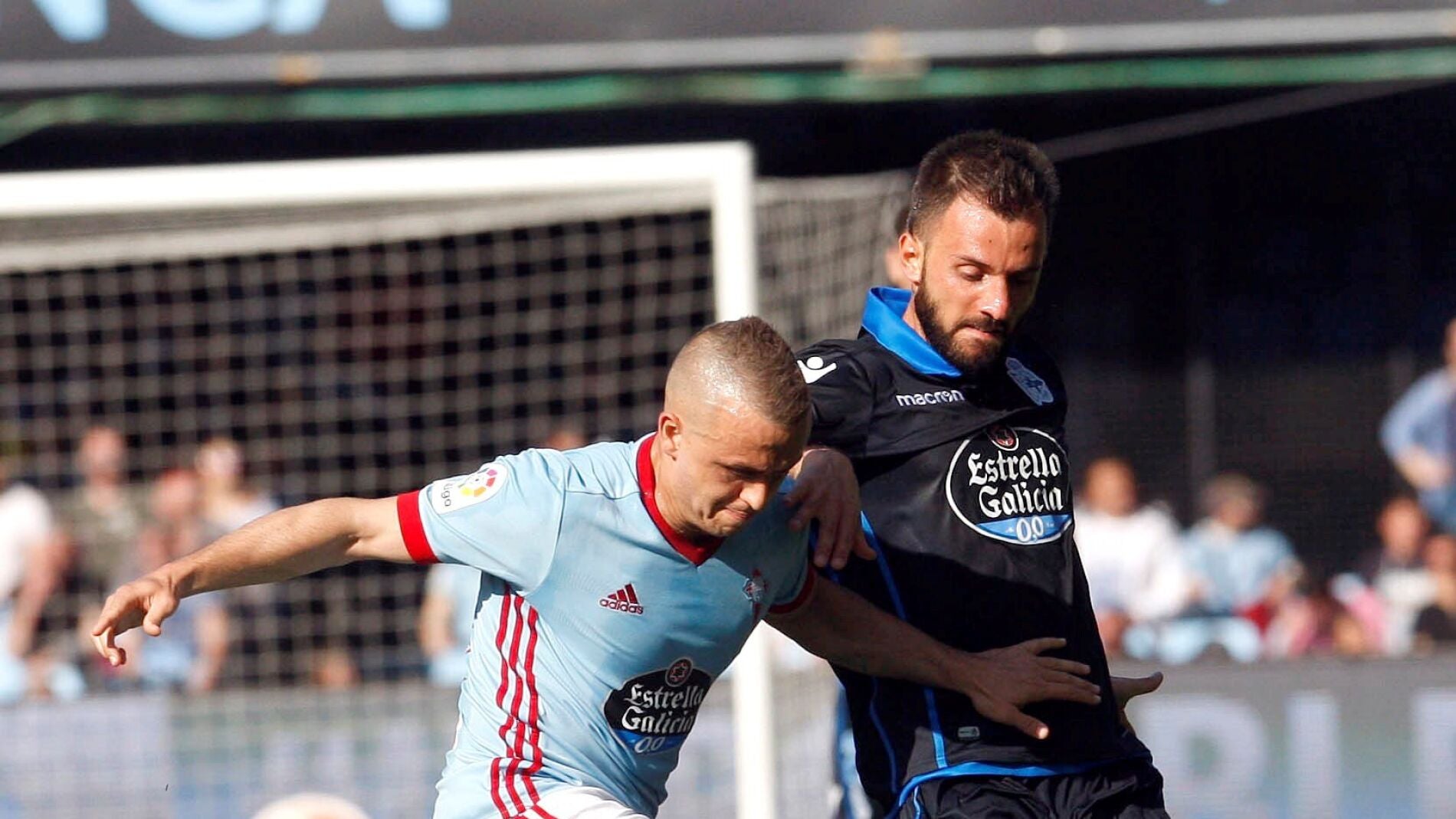 Lobotka y Colak disputan la posesi&oacute;n del bal&oacute;n