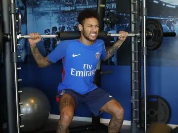 Neymar entrenando en el gimnasio Neymar entrenando en el gimnasio