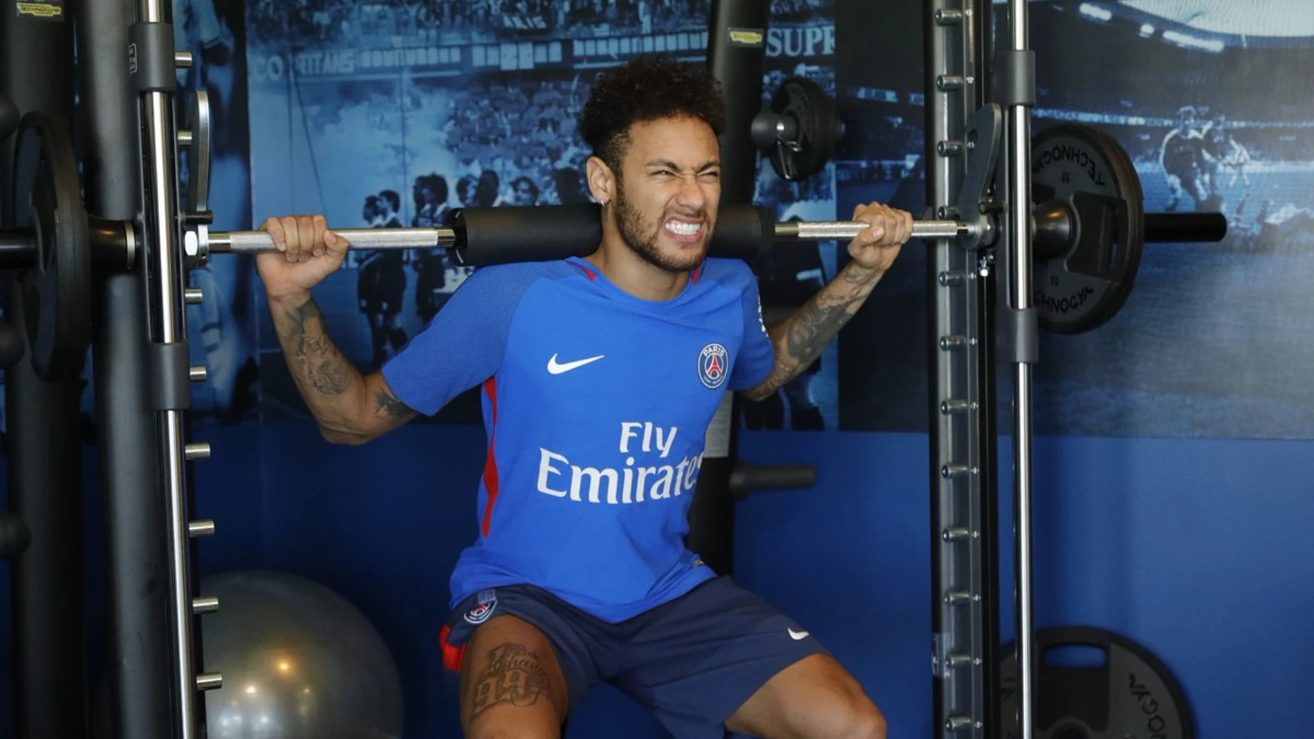 Neymar entrenando en el gimnasio Neymar entrenando en el gimnasio