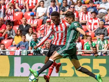 Iñaki Williams intenta disparar a puerta ante la oposición de Bartra Iñaki Williams intenta disparar a puerta ante la oposición de Bartra
